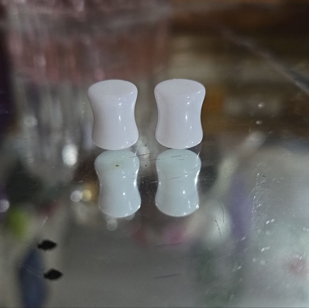 8g white plugs